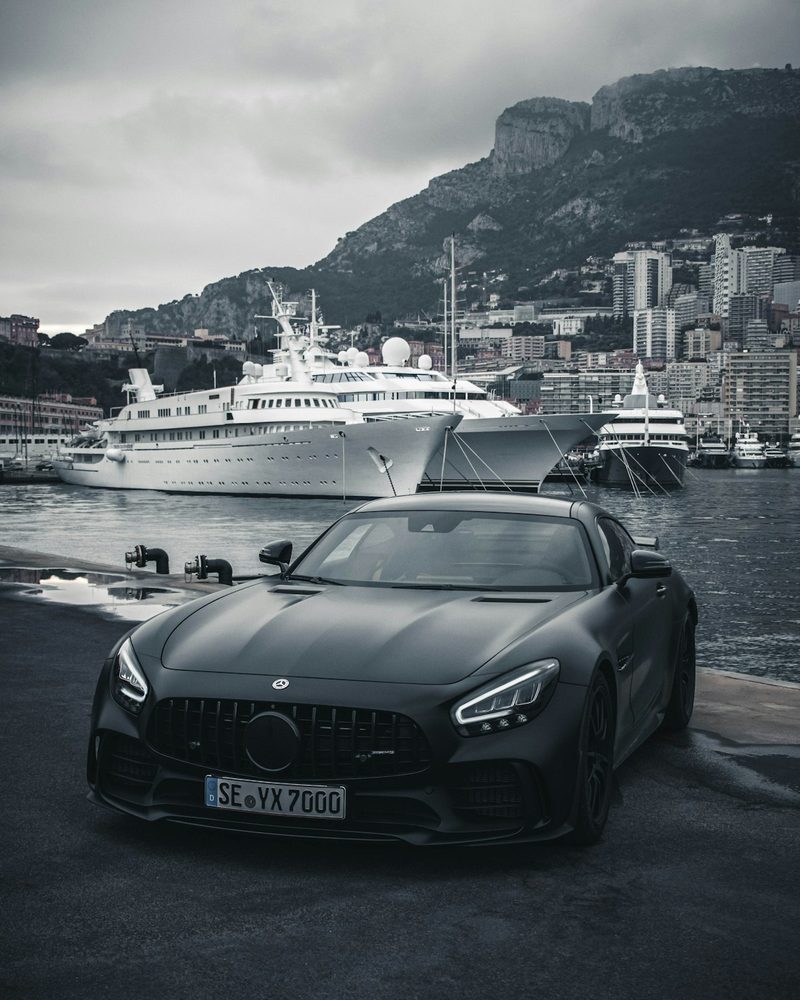 Foto ilustrativa: carro escuro com pintura brilhante