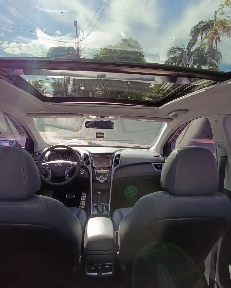 Interior de Hyundai i30 higienizado, com teto panorâmico